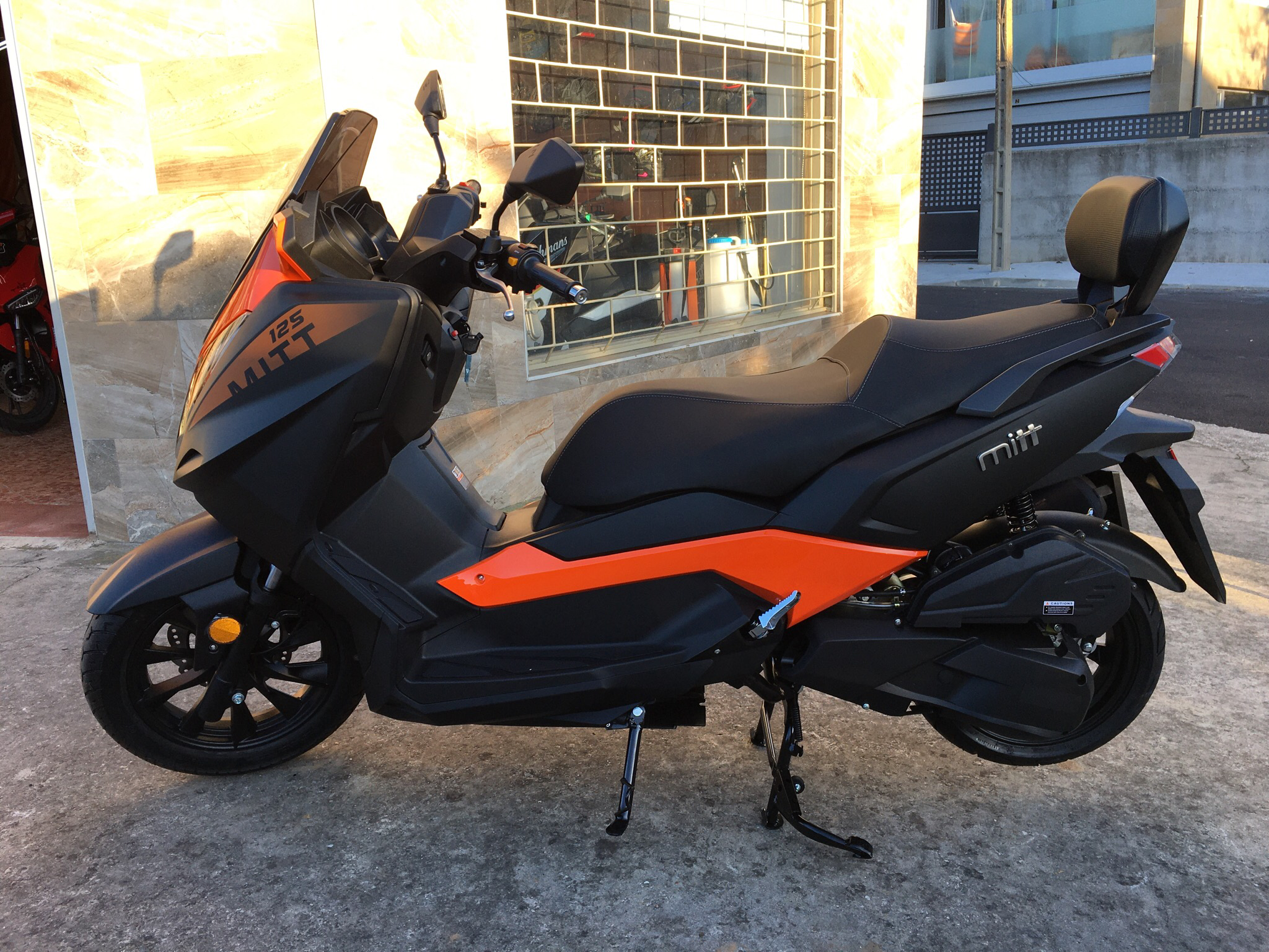 MITT 125 GTS NEGRA-NARANJA