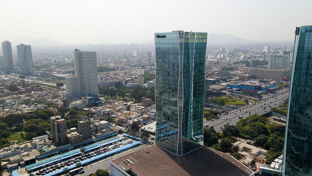 (C) Calle Amador Reyna