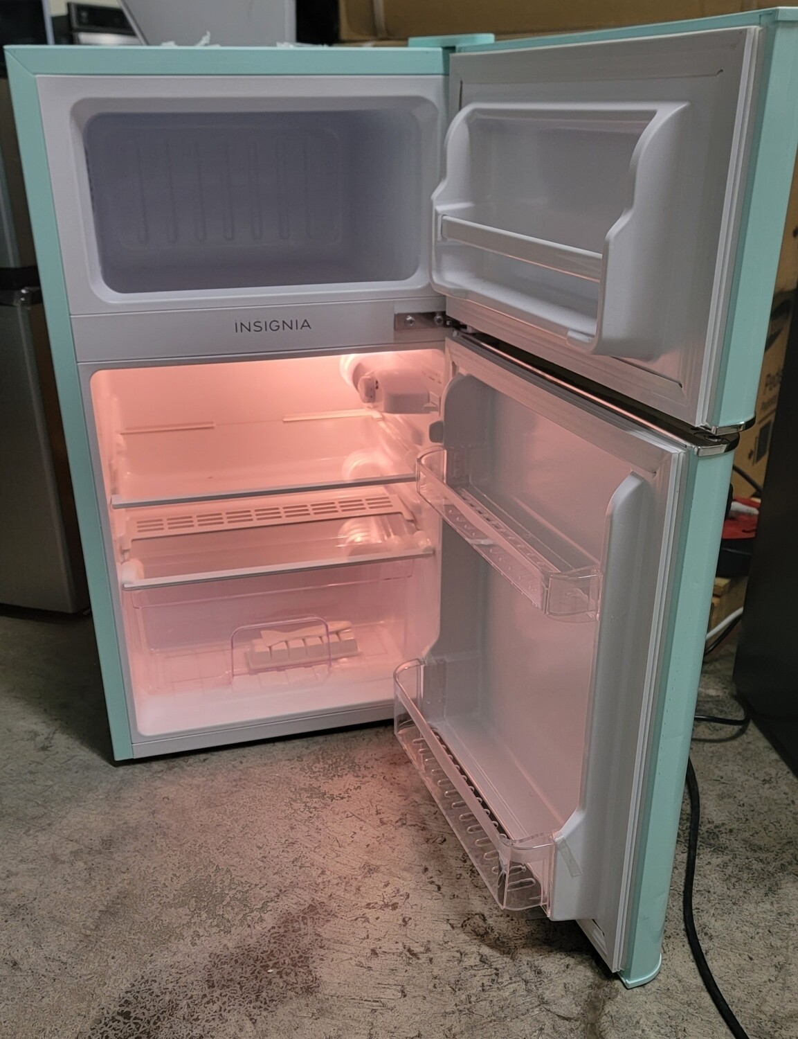 604 Insignia 3.1 CF RETRO COMPACT REFRIGERATOR - MINI NS-CFR32MT1
