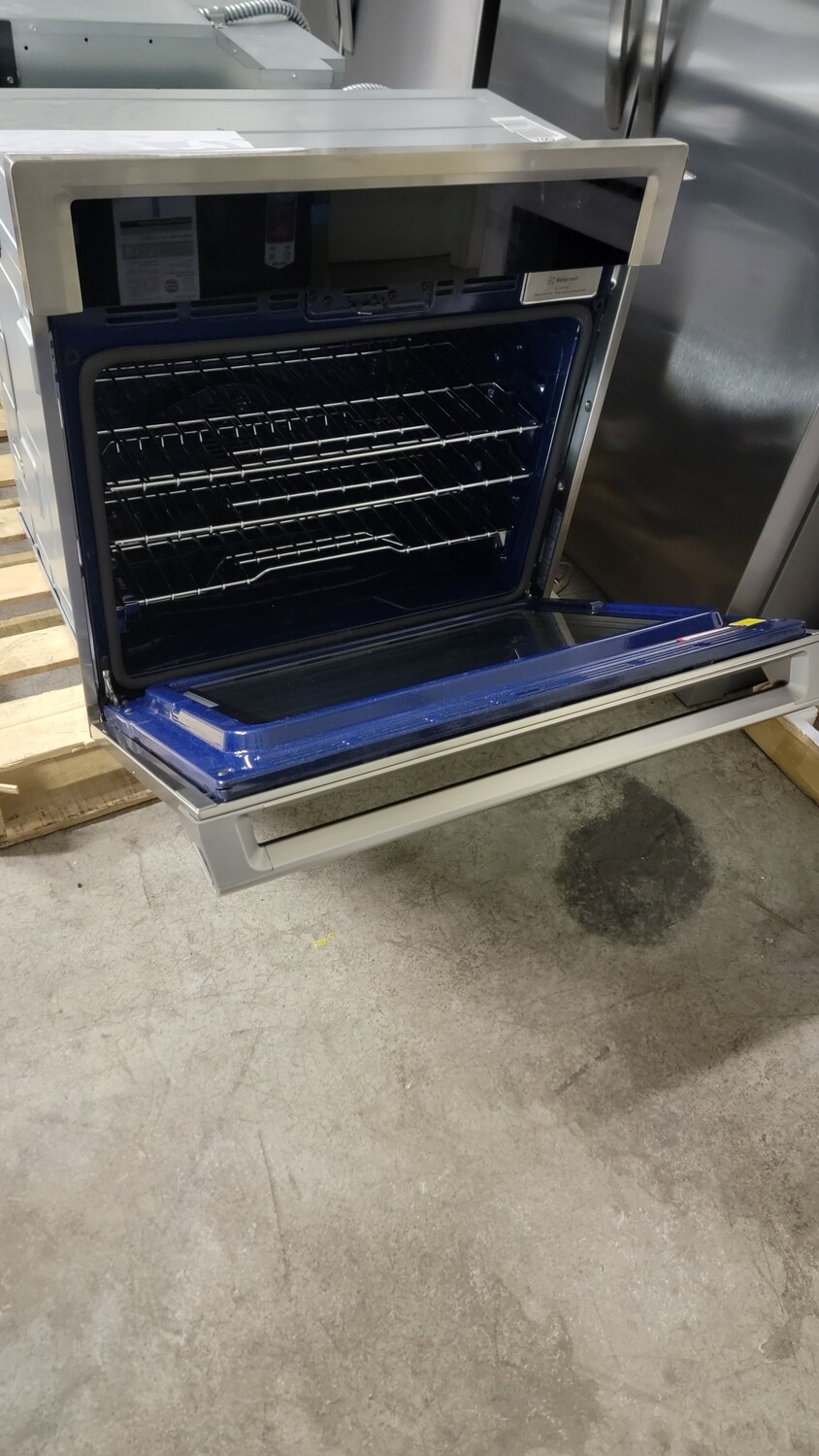 700 Samsung - 30&quot; Single Wall Oven with Steam Cook and WiFi - Stainless Steel NV51K6650SS