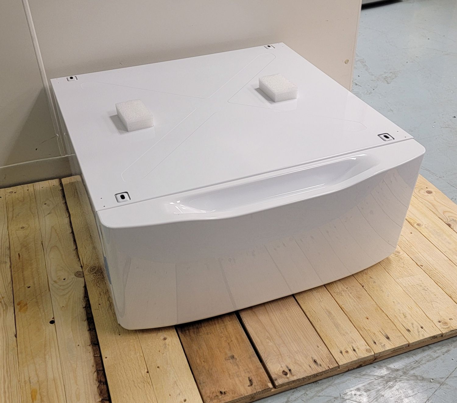 775 INSIGNIA NS-FLWDPW3 27&quot;W 13&quot;H PEDESTAL WHITE