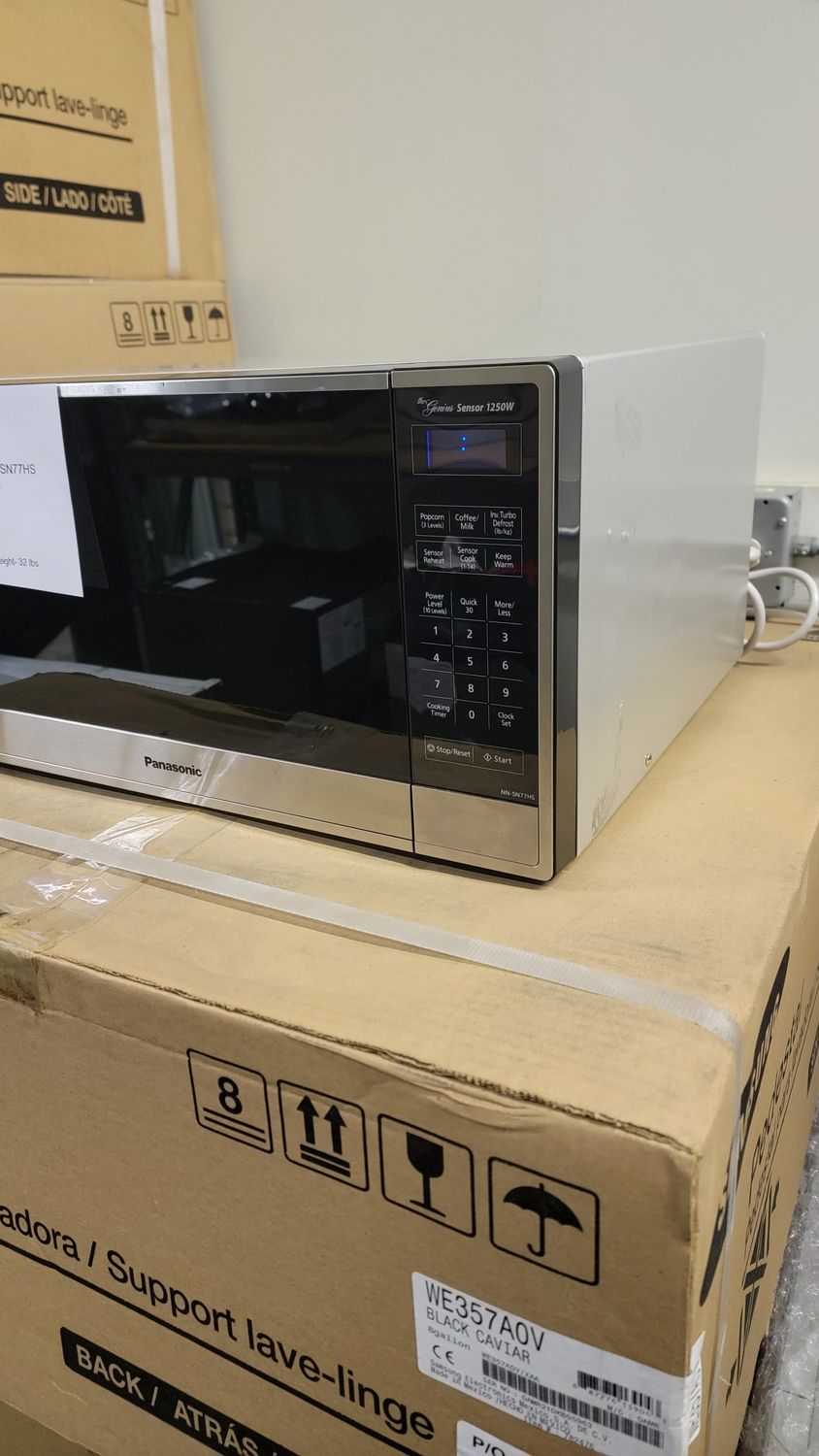 922 Panasonic - 1.6 Cu. Ft. 1250 Watt SN77HS Microwave with Cyclonic Inverter - Stainless Steel/silver  NN-SN77HS