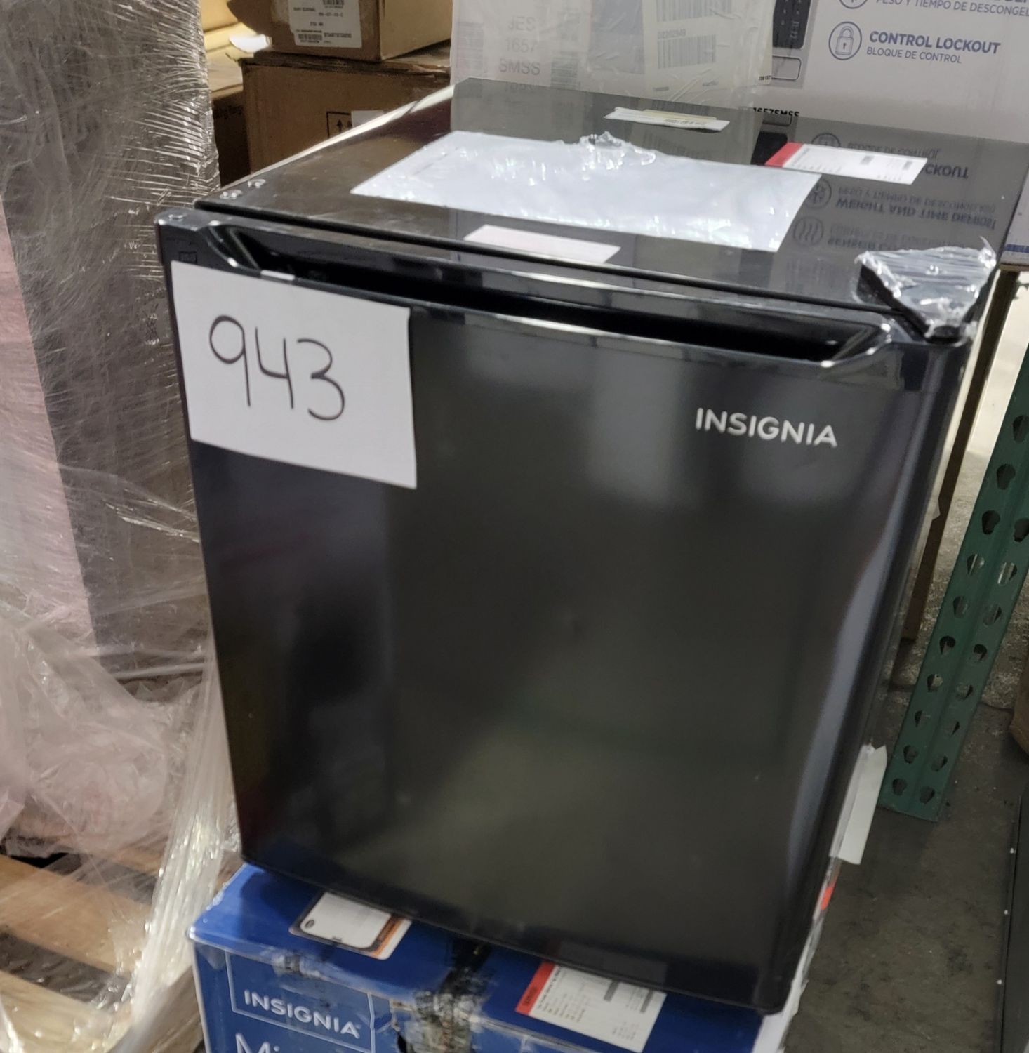 943 Insignia™ - 1.7 Cu. Ft. Mini Fridge with ENERGY STAR Certification - Black NS-CF17BK9