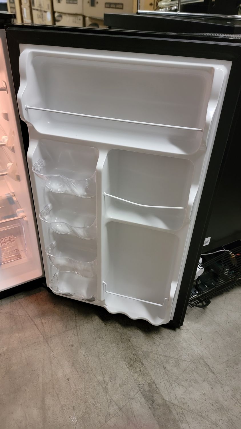 894  Insignia™ - 4.4 Cu. Ft. Mini Fridge with Glass Door  - Gray NS-CF44GD3