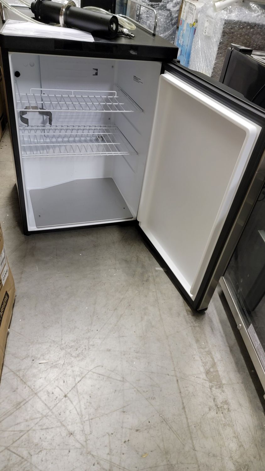 875 Insignia™ - 5.6 Cu. Ft. 1-Tap Beverage Cooler Kegerator - Stainless Steel NS-BK1TSS6