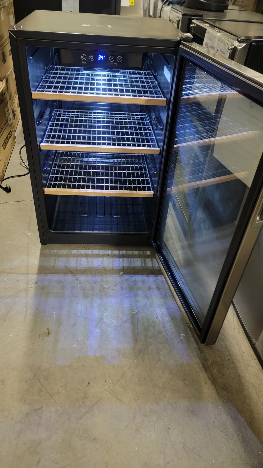 873 Insignia™ - 130-Can Beverage Cooler - Silver NS-BC130GP1