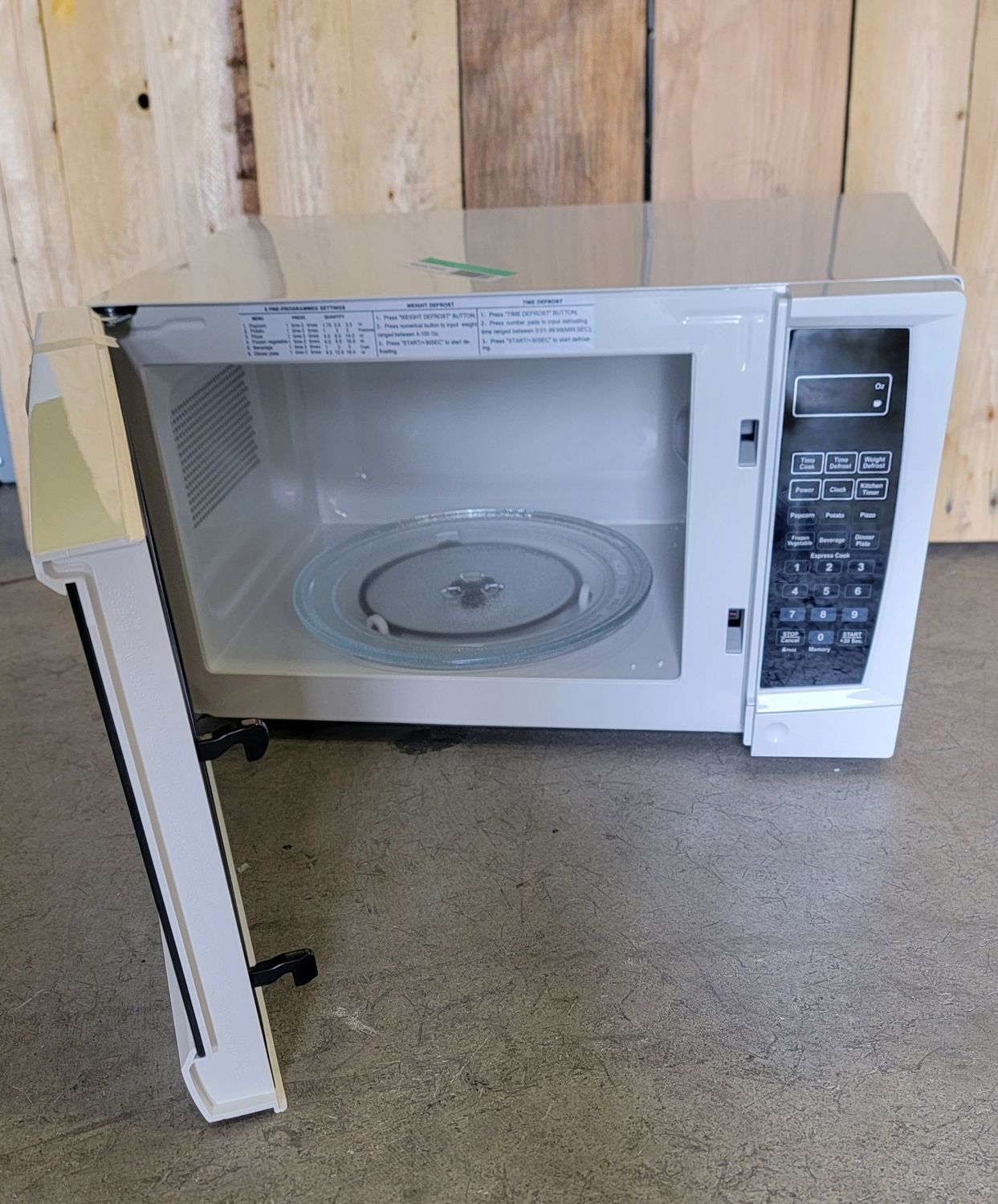 951 Insignia™ - 0.7 Cu. Ft. Compact Microwave - White NS-MW07WH0