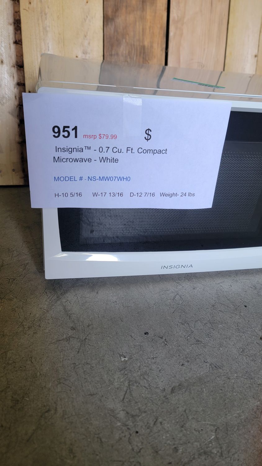 951 Insignia™ - 0.7 Cu. Ft. Compact Microwave - White NS-MW07WH0