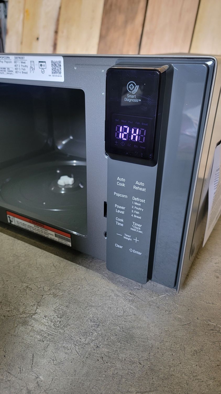 928 LG - NeoChef 0.9 Cu. Ft. Compact Microwave with EasyClean - Stainless Steel LMC0975ST