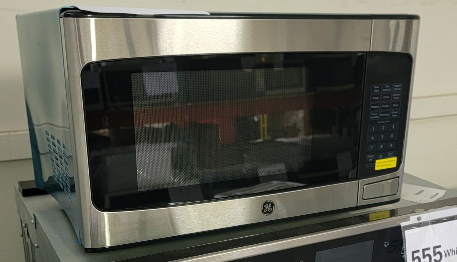 940 GE - 0.9 Cu. Ft. Capacity Smart Countertop Microwave Oven with Scan-to-Cook Technology - Stainless Steel JES1097SMSS