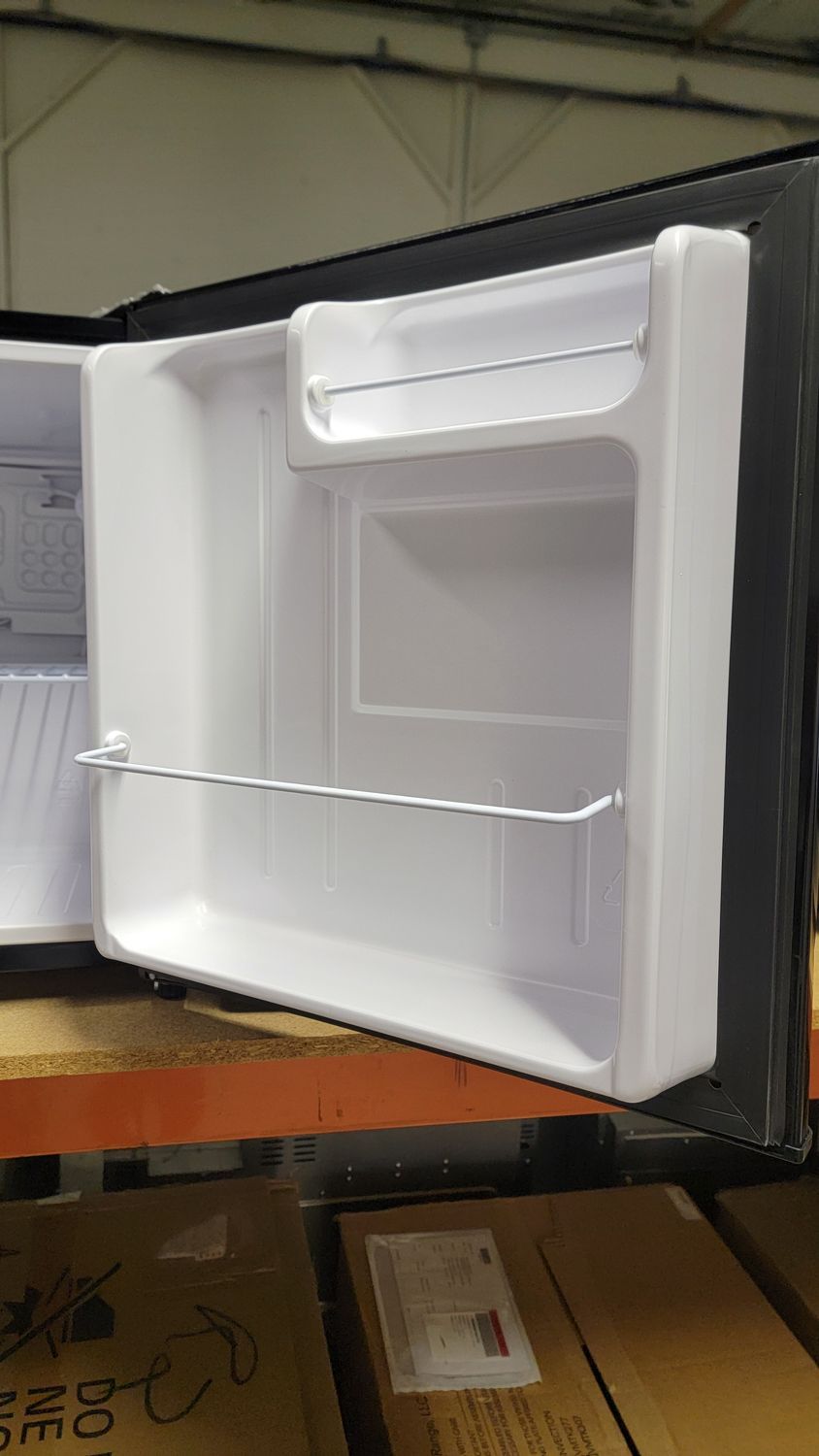 943 Insignia™ - 1.7 Cu. Ft. Mini Fridge with ENERGY STAR Certification - Black NS-CF17BK9