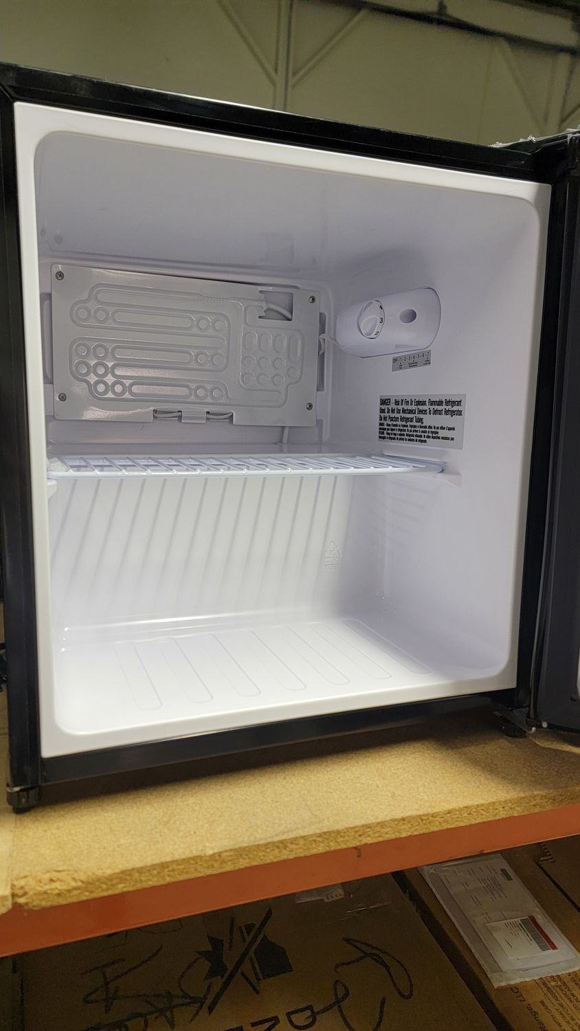 943 Insignia™ - 1.7 Cu. Ft. Mini Fridge with ENERGY STAR Certification - Black NS-CF17BK9