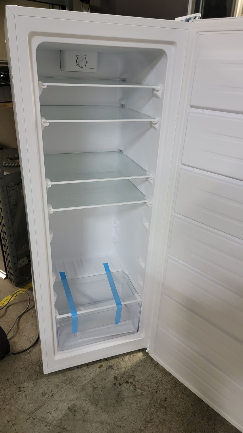 1053 Insignia™NS-UZ70WH4 - 7 Cu. Ft. Garage Ready Upright Convertible Freezer with ENERGY STAR Certification - White