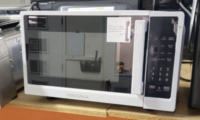 949 Insignia™ - .7 Cu. Ft. Compact Microwave - White NS-MW7WH5