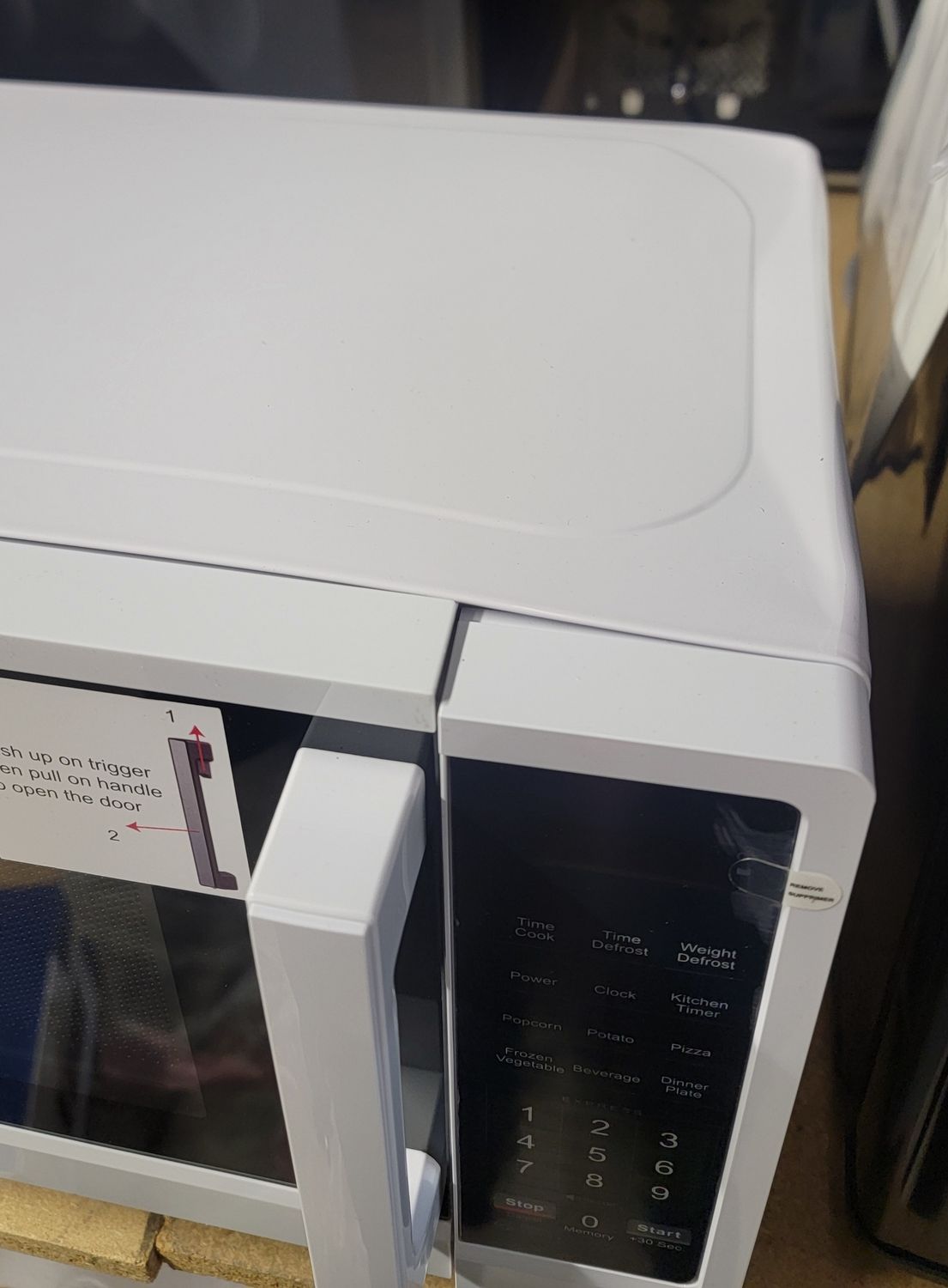 949 Insignia™ - .7 Cu. Ft. Compact Microwave - White NS-MW7WH5