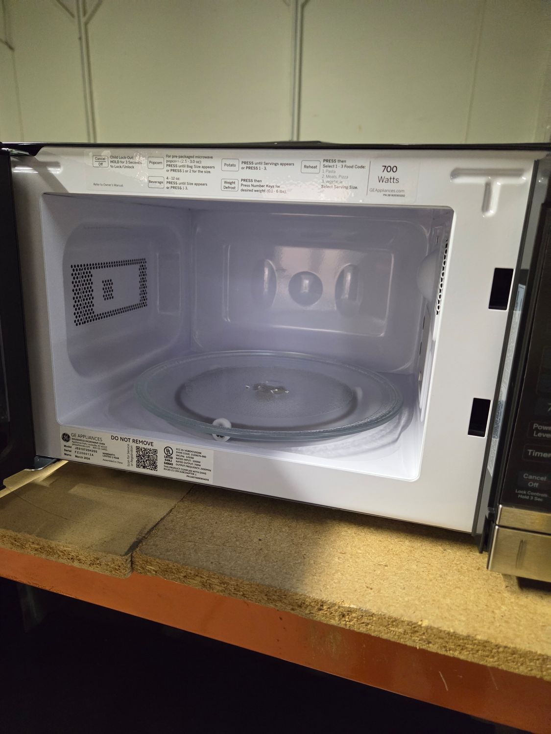 945 GE - 0.7 Cu. Ft. Compact Microwave - Stainless Steel JES1072SHSS