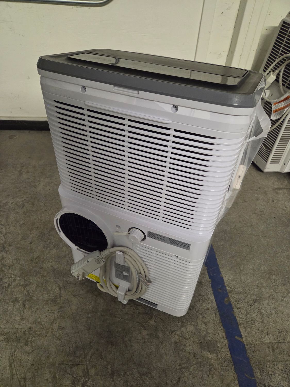 858 Frigidaire - 3–in-1 Portable Room Air Conditioner - White FHPW122AC1