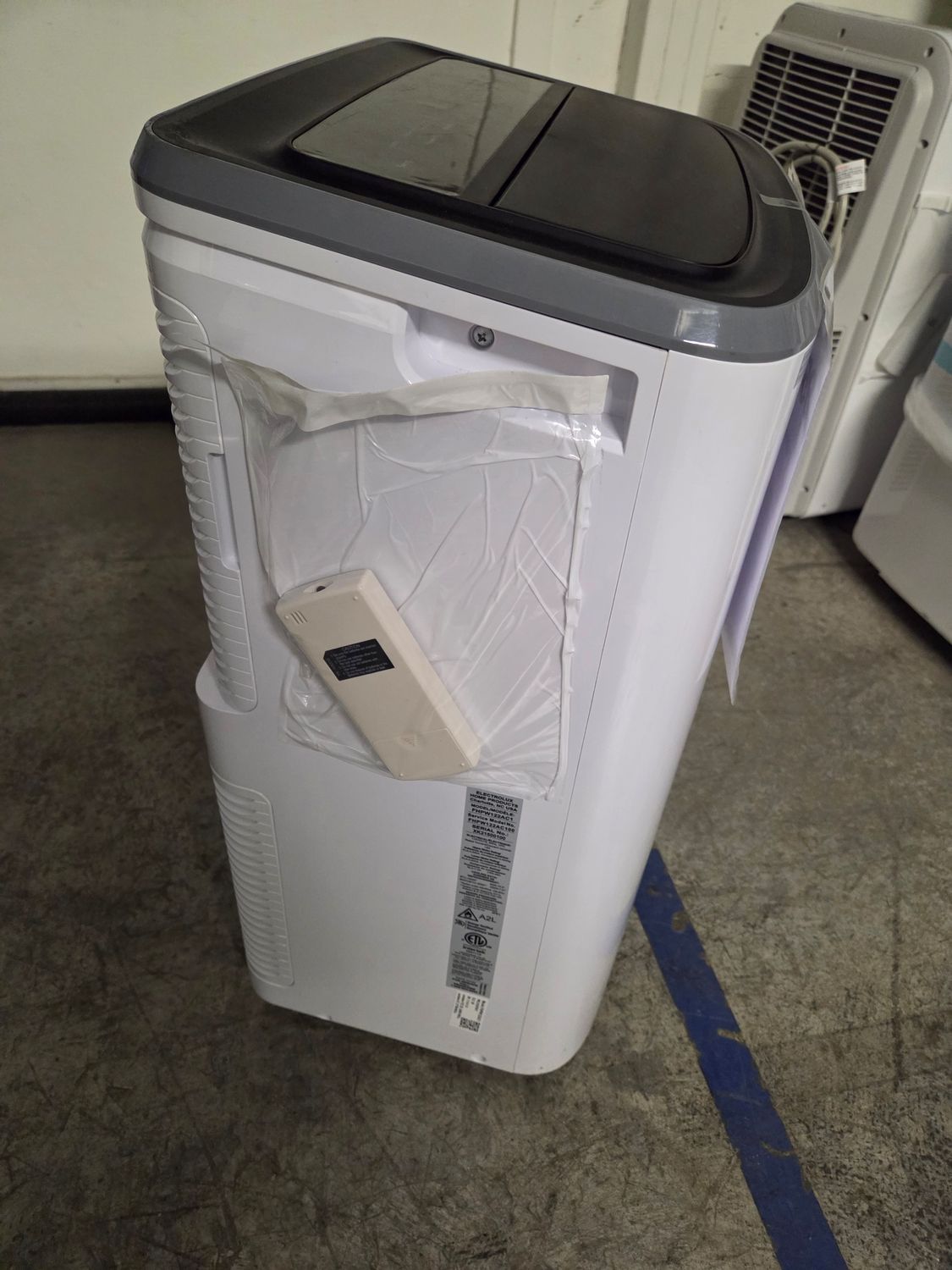 858 Frigidaire - 3–in-1 Portable Room Air Conditioner - White FHPW122AC1