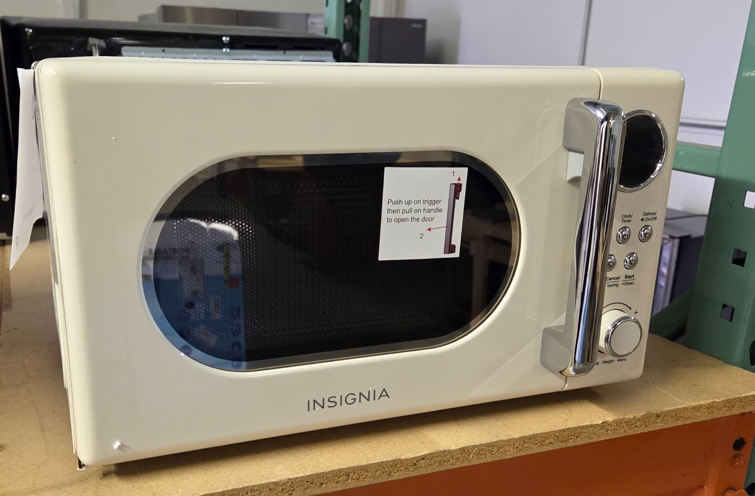 946 Insignia™ - .7 Cu. Ft. Retro Compact Microwave - Cream NS-MW7RC5