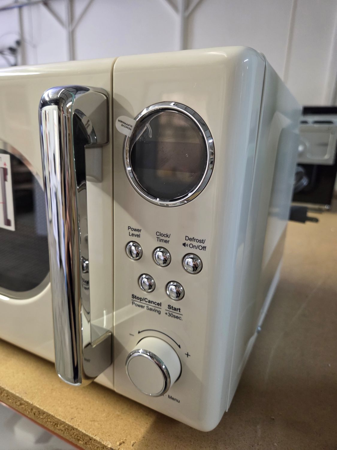 946 Insignia™ - .7 Cu. Ft. Retro Compact Microwave - Cream NS-MW7RC5