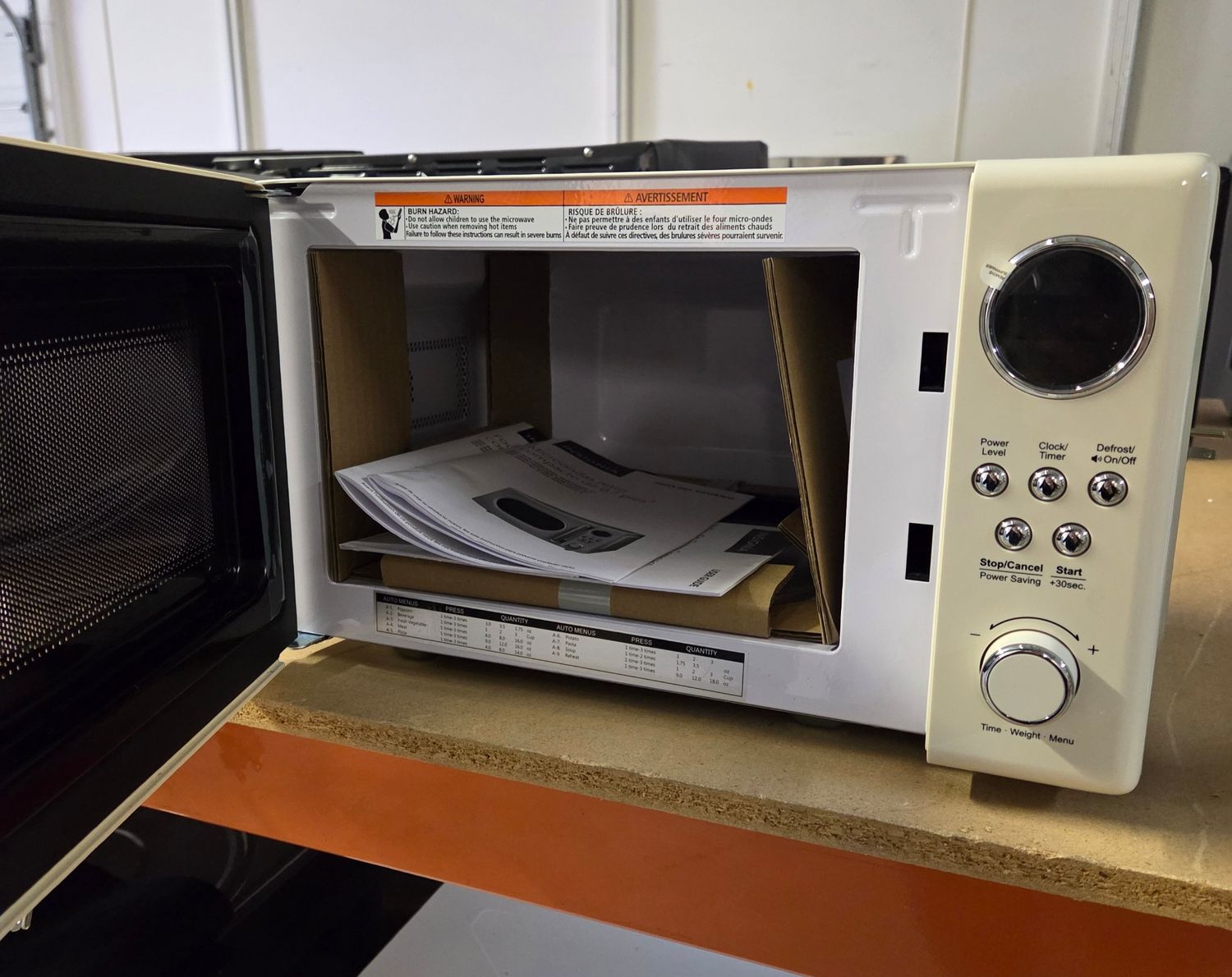 946 Insignia™ - .7 Cu. Ft. Retro Compact Microwave - Cream NS-MW7RC5