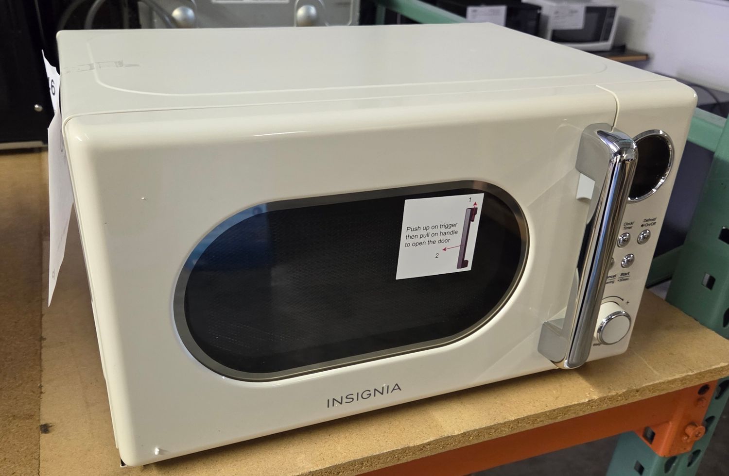 946 Insignia™ - .7 Cu. Ft. Retro Compact Microwave - Cream NS-MW7RC5