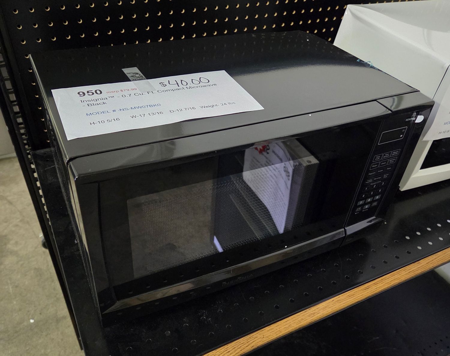 950 Insignia™ - 0.7 Cu. Ft. Compact Microwave - Black NS-MW07BK0