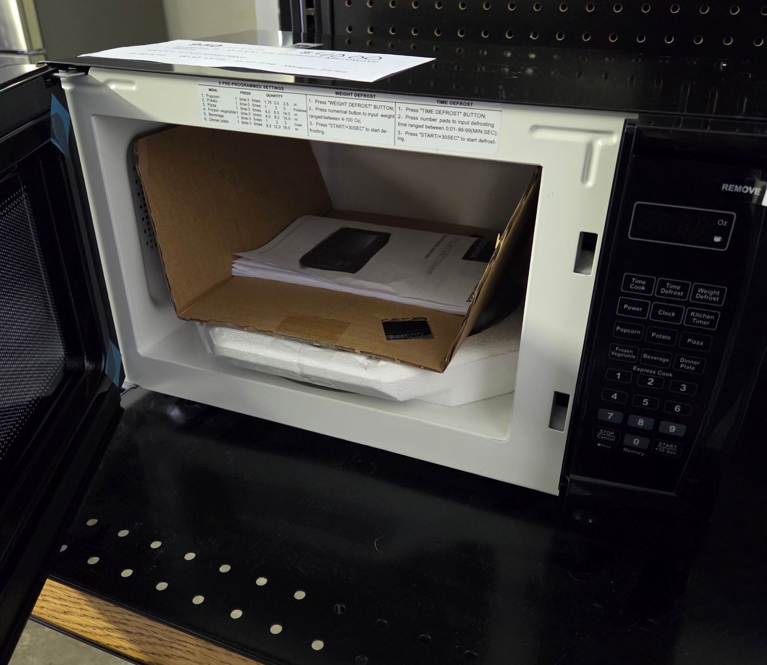 950 Insignia™ - 0.7 Cu. Ft. Compact Microwave - Black NS-MW07BK0