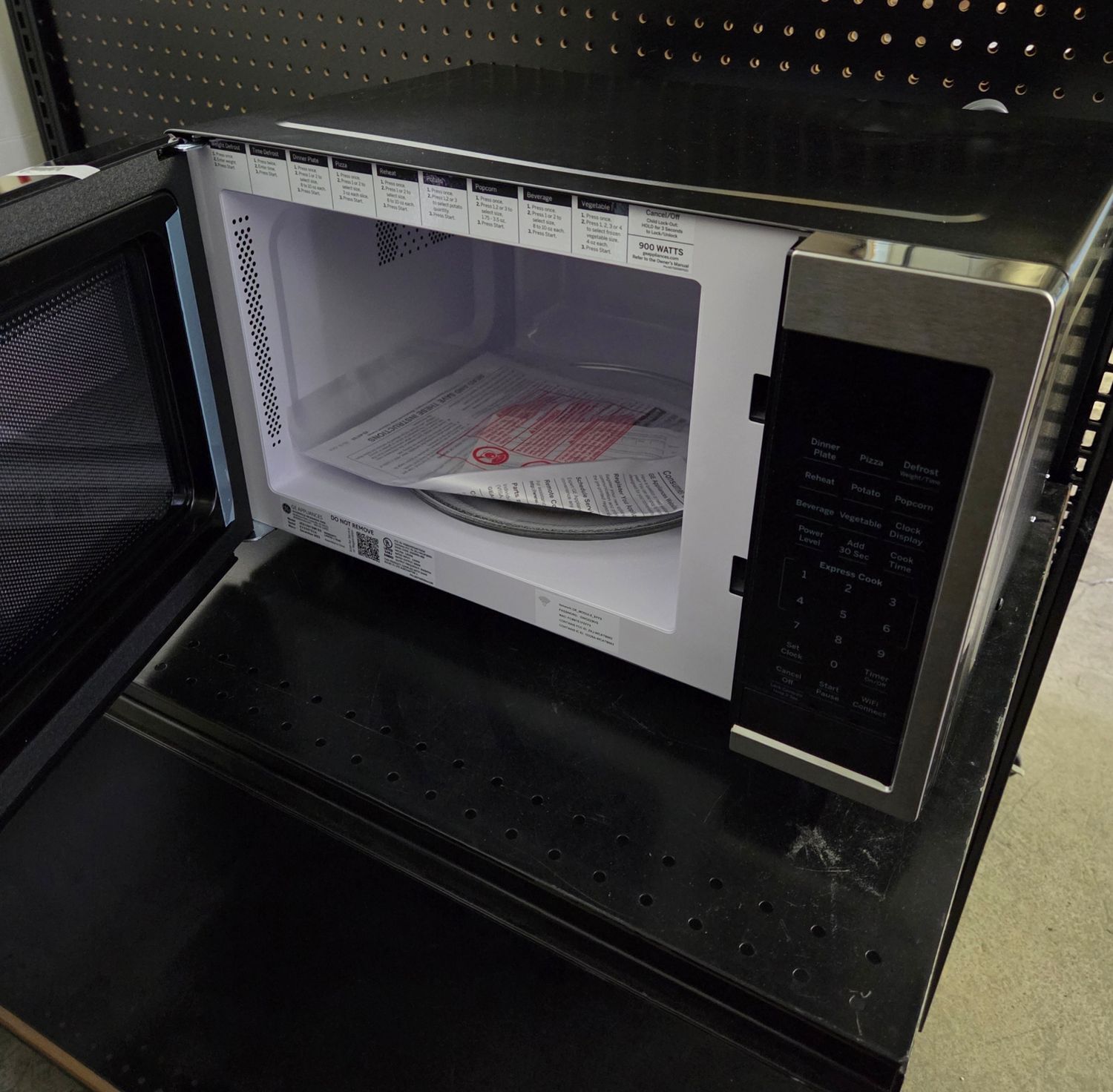 937 GE - 0.9 Cu. Ft. Capacity Smart Countertop Microwave Oven with Scan-to-Cook Technology - Stainless Steel JES1097SMSS