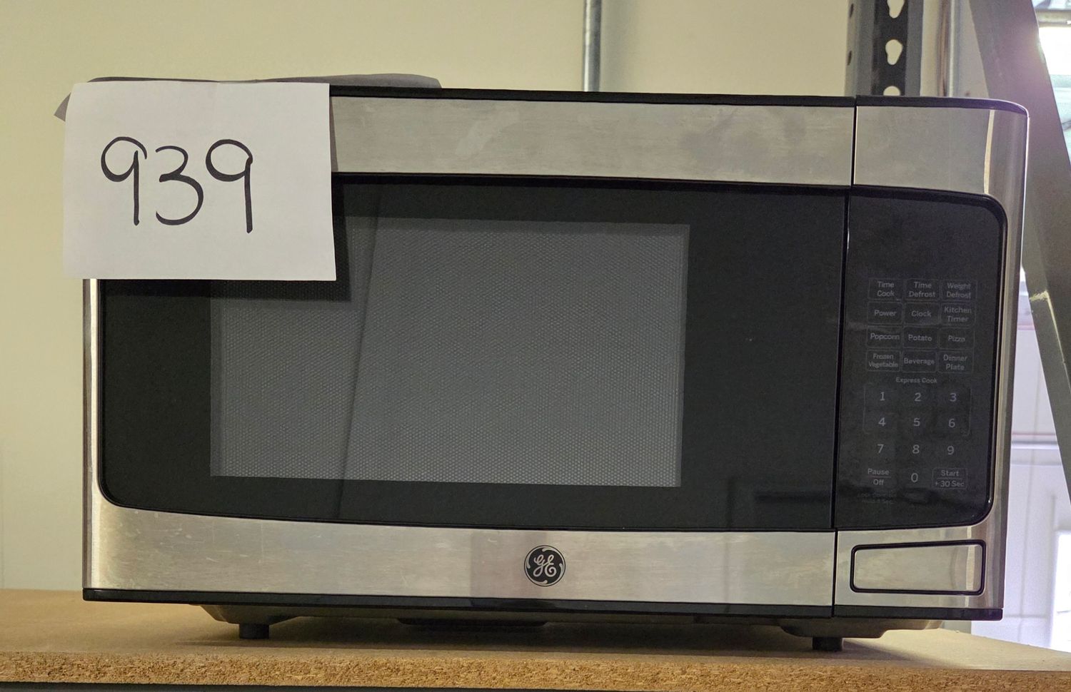 939 GE - 0.9 Cu. Ft. Capacity Smart Countertop Microwave Oven with Scan-to-Cook Technology - Stainless Steel JES1097SMSS