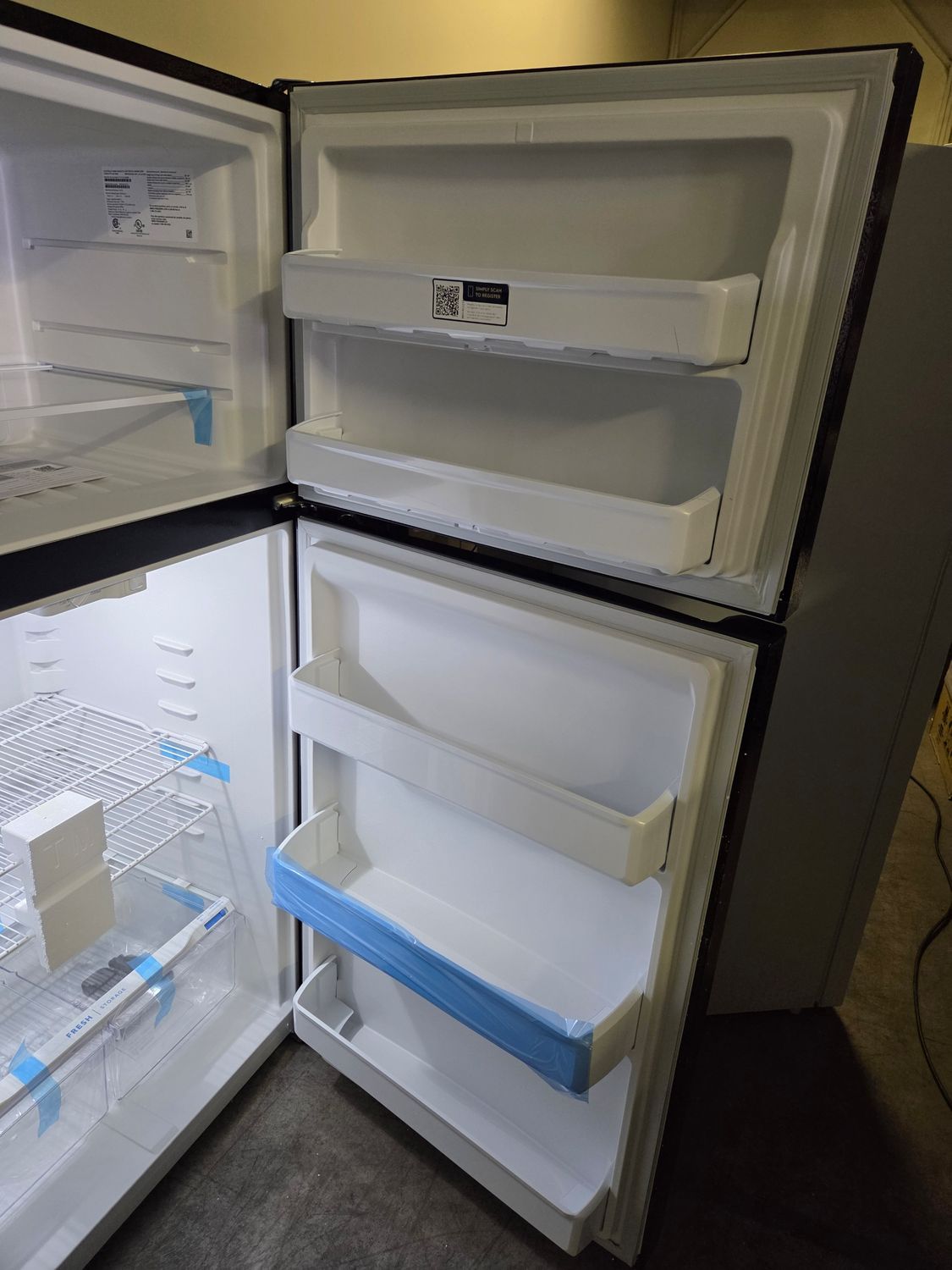 1122 FFTR1814WB Frigidaire® 30 in. 18.3 Cu. Ft. Black Top Freezer Refrigerator