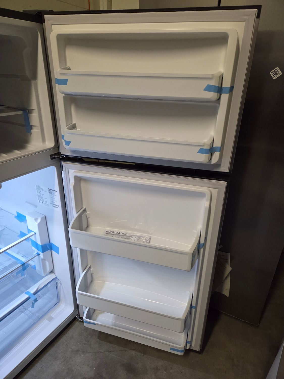 1116 FFHT1425VV Frigidaire® 28 in. 13.9 Cu. Ft. Brush Steel Top Freezer Refrigerator