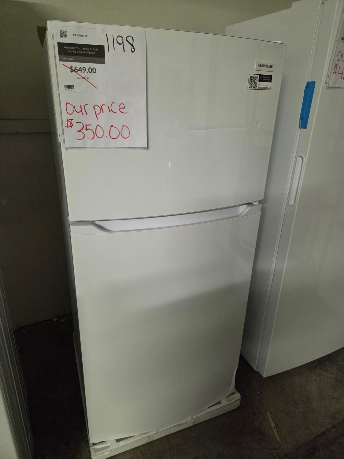 1198 FFHT1425VV Frigidaire® 28 in. 13.9 Cu. Ft. Brush Steel Top Freezer Refrigerator