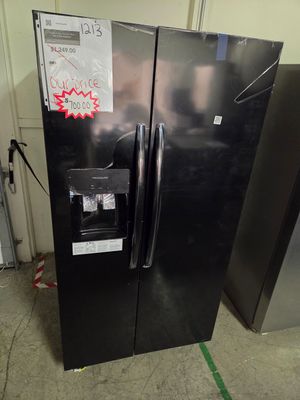 1213 FRSS2623AB Frigidaire® 36 in. 25.6 Cu. Ft. Black Side-by-Side Refrigerator