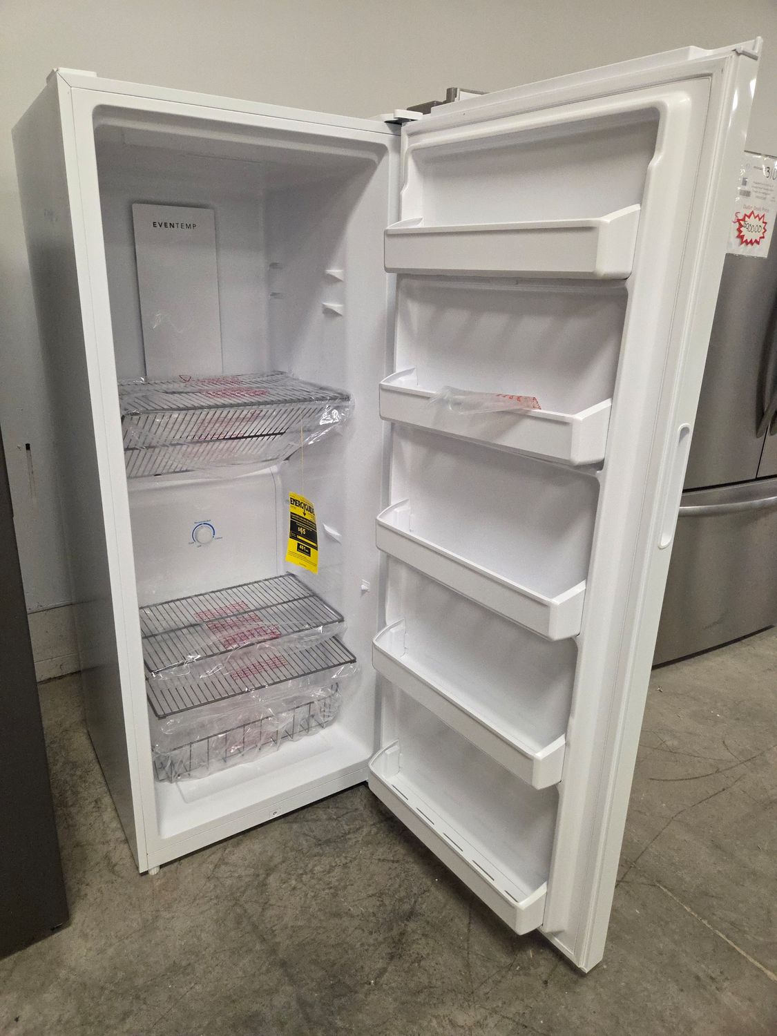 1348 FFFU16F2VW Frigidaire® 15.5 Cu. Ft. White Upright Freezer