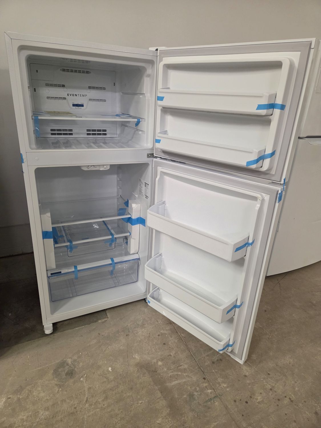 1355 FFTR1425VW Frigidaire® 28 in. 13.9 Cu. Ft. White Top Freezer Refrigerator