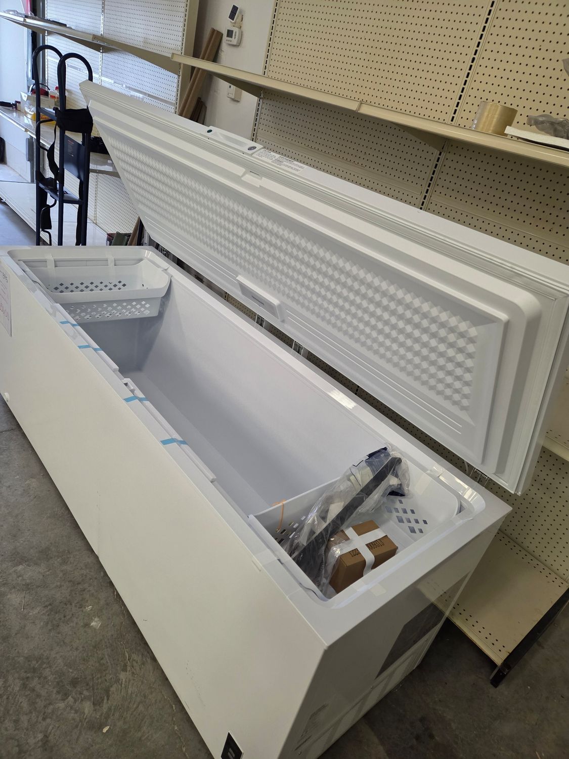1395-0595 FFCL2542AW Frigidaire® 24.8 Cu. Ft. White Chest Freezer