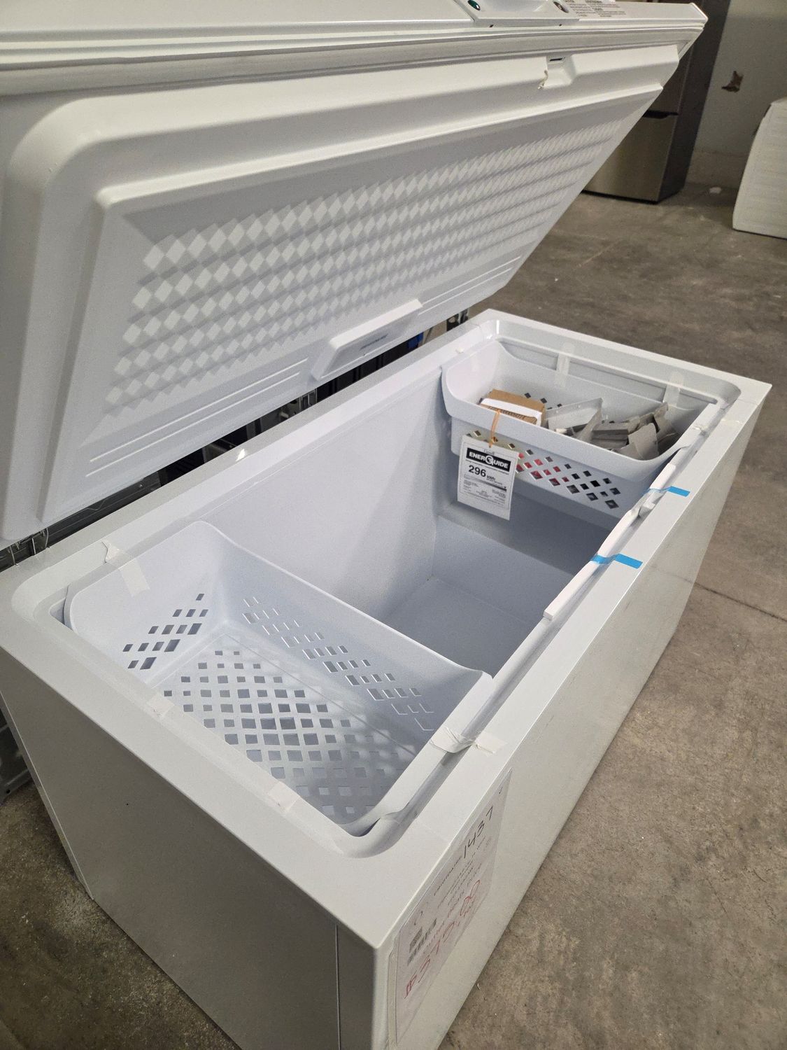 1437-0480 FFCL1542AW Frigidaire® 14.8 Cu. Ft. White Chest Freezer