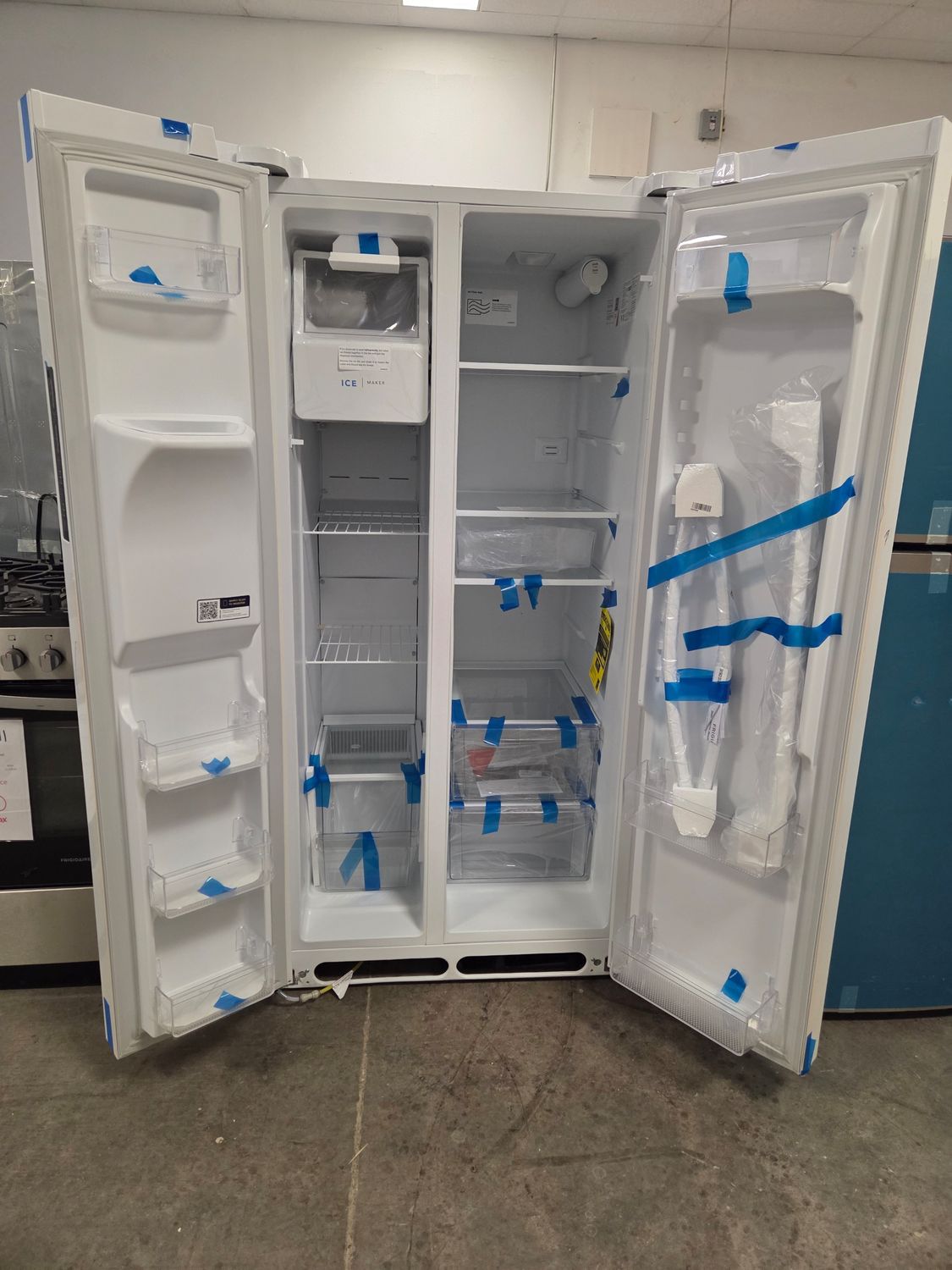 1565 4A51714882- FRSS2323AW Frigidaire® 33" 22.3 Cu. Ft. White Standard Depth Side-by-Side Refrigerator