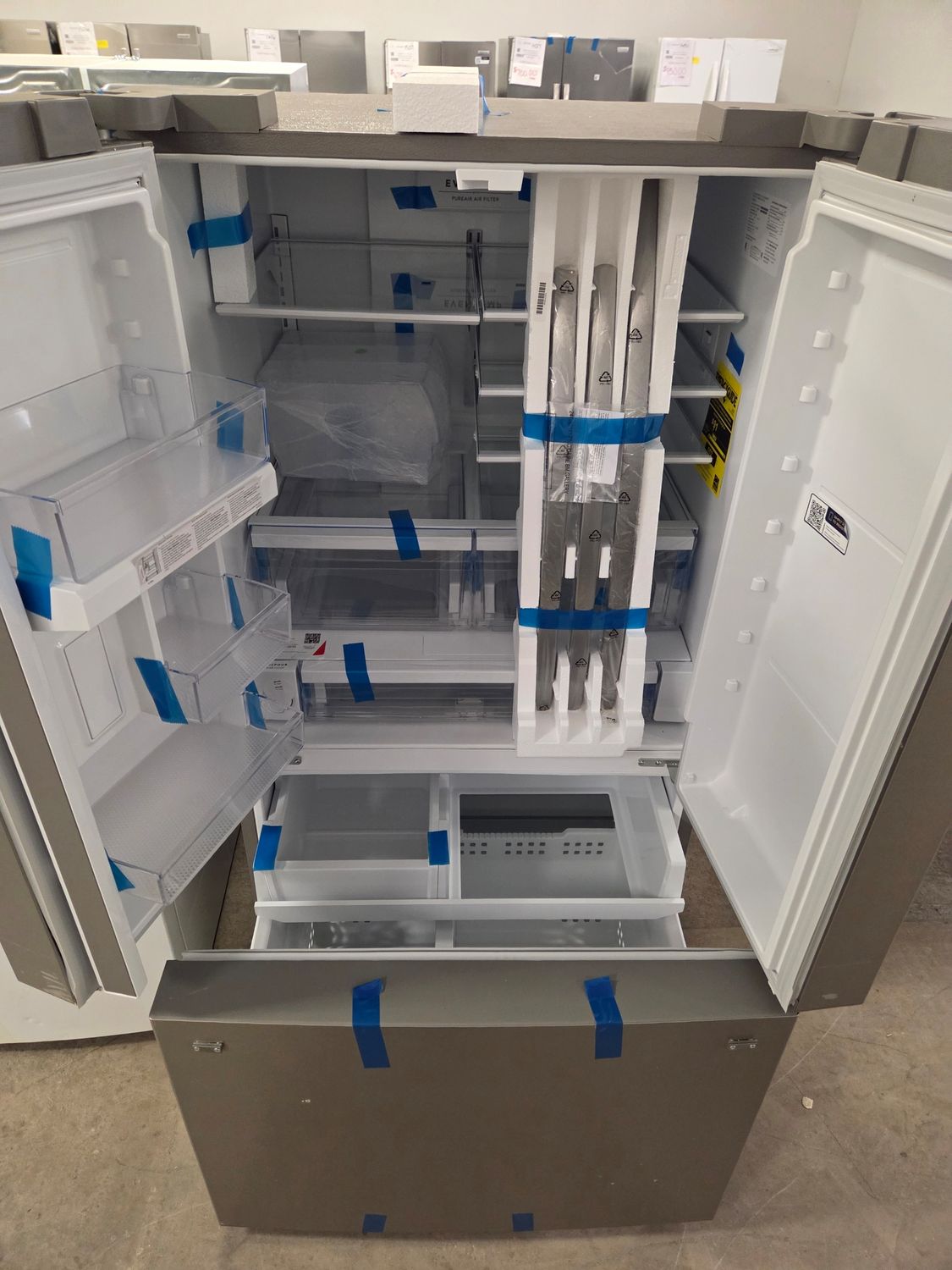 1609 FRFN2813AF Frigidaire® 36 in. 28.8 Cu. Ft Smudge-Proof® Stainless Steel French Door Refrigerator 4A60406245