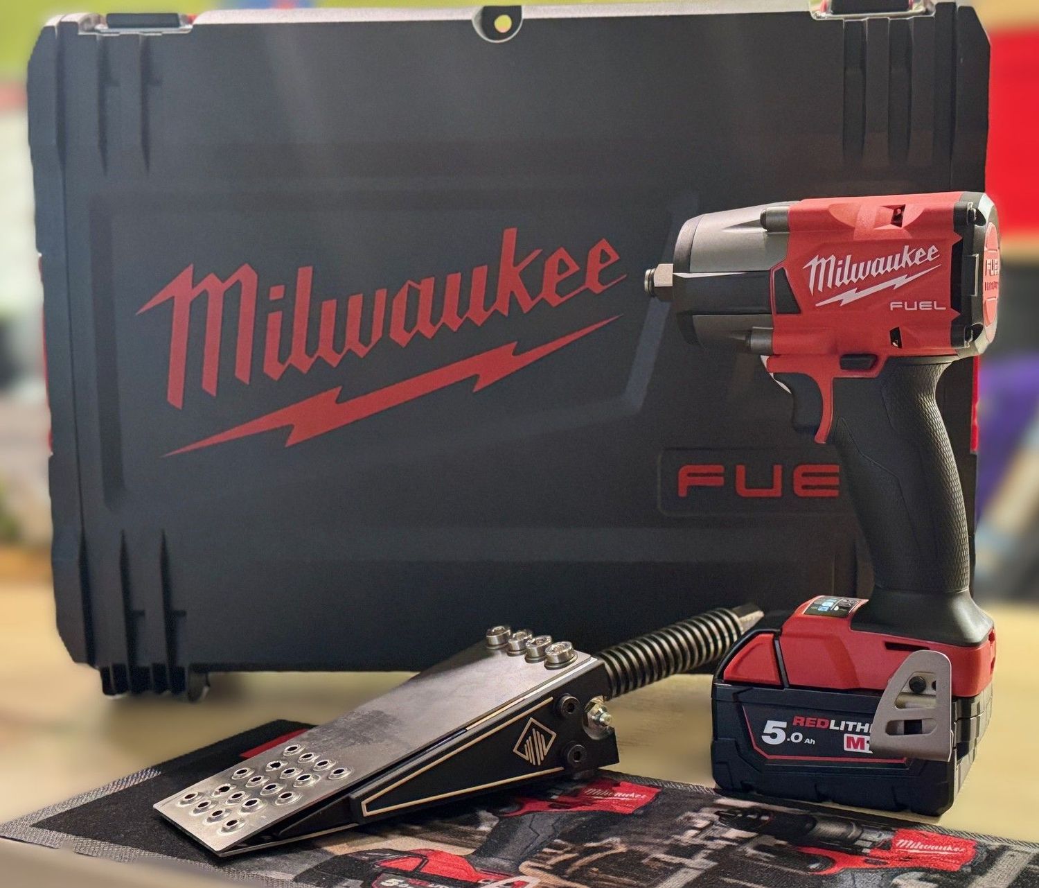 SET: Milwaukee Akku-Schlagschrauber M18 FMTIW2F12-502X 2x 5,0 Ah Akku + Lader in HD-Box im Set mit Forstkeil 40