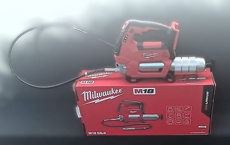Milwaukee Akku-Fettpresse M18 ohne Akku und Lader im Karton