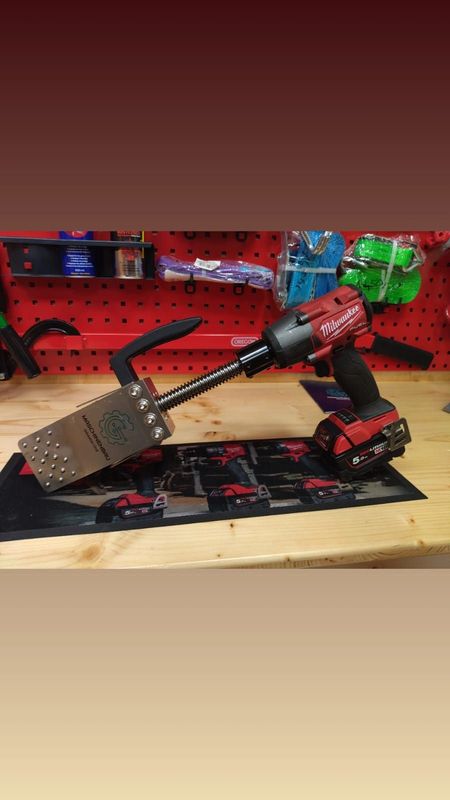 SET: Milwaukee Akku-Schlagschrauber M18 FMTIW2F12-502X 2x 5,0 Ah Akku + Lader in HD-Box im Set mit Forstkeil SK2416