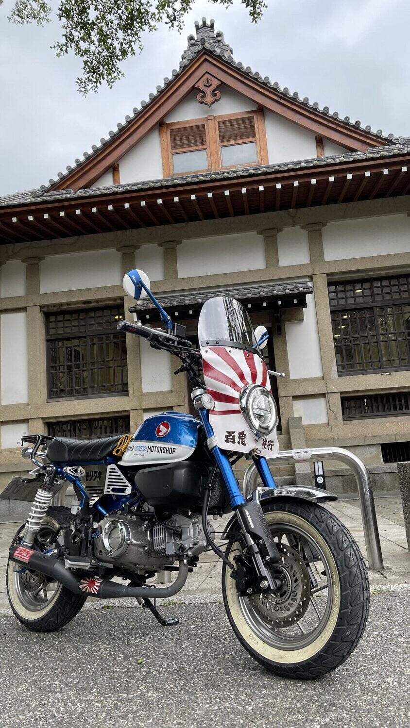 AKIYAMA MOTORSHOP – Custom Vintage Windscreen with Leather Wind Apron (100% Handmade) For MONKEY 125