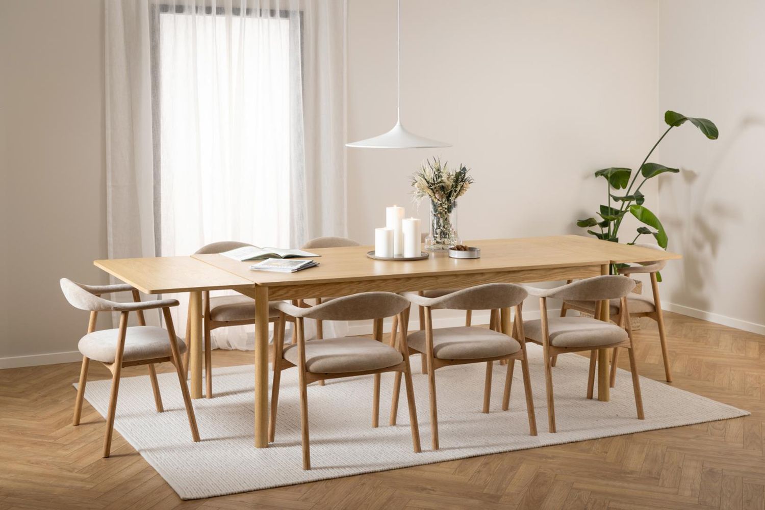 Selsey Settlica Chenille gepolsterter Stuhl auf Eichenbasis warm Beige
