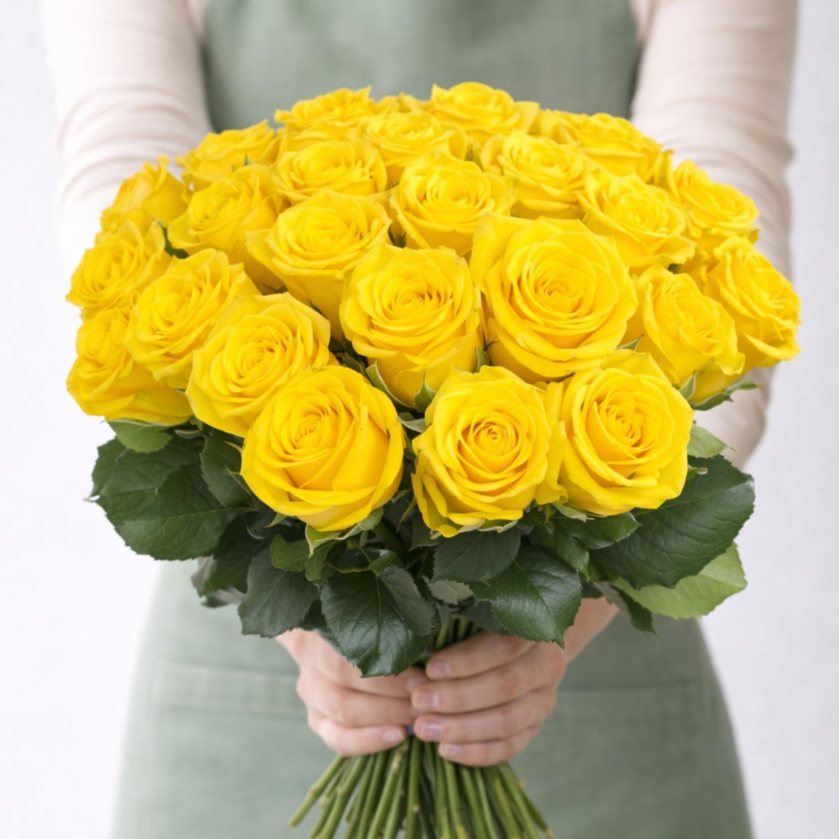 Ramo de 25 rosas amarillas sujetas por una persona
