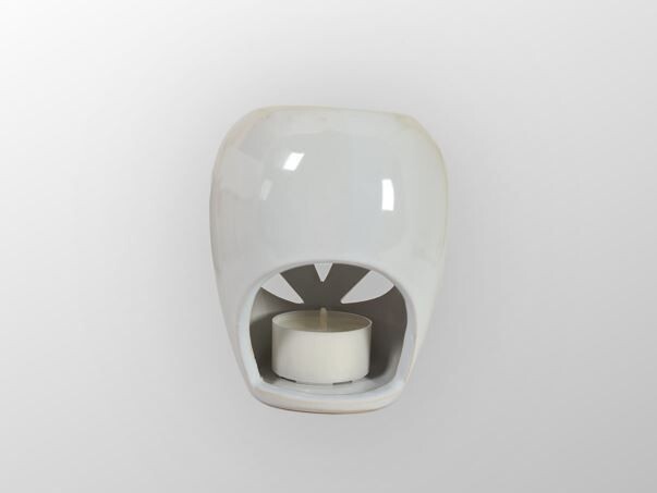 Kleine rundliche Duftlampe aus Keramik mit ausgestanzten Blumenblättern