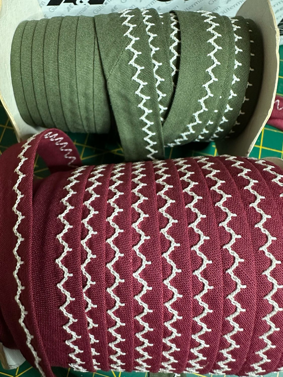 Lot biais brodé. 3 mètres de chaque