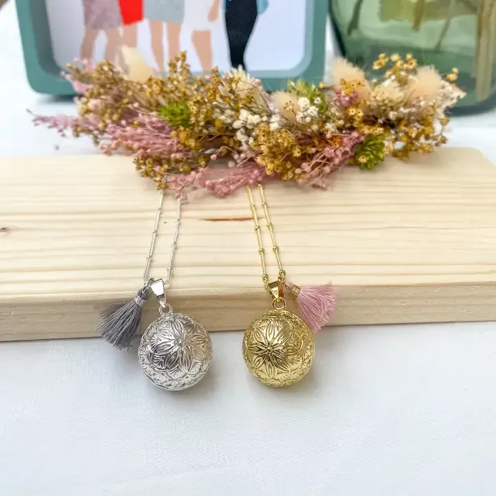 Bola de Grossesse Plaqué Argent Gravé Fleur Pompon Blanc