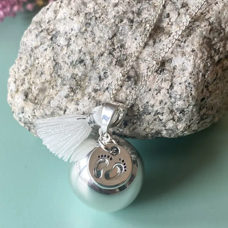 Bola de Grossesse Plaqué Argent Breloque Petits Pieds et Pompon Blanc